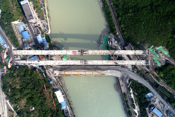 峨边大渡河特大桥（央广网发 四川铁投集团供图）