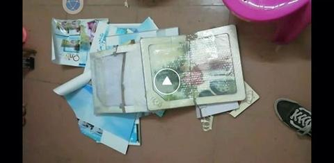 女友离开，张洋砸了他们曾经拍的结婚照。 视频截图