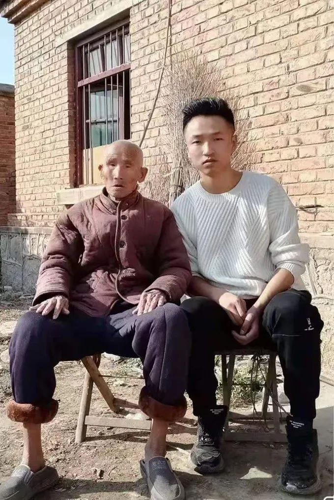 柏然与他爷爷 受访者供图