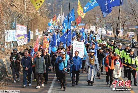 韩国星州郡民众抗议，要求取消部署美国的导弹防御系统“萨德” 中国新闻网资料图