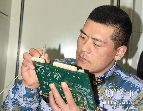 高亮正在维修电路板