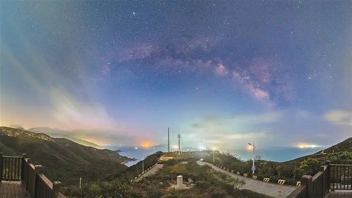 只有夜空非常黑暗的地方，才有可能看到璀璨的星河。深圳市天文台 李德铼 摄