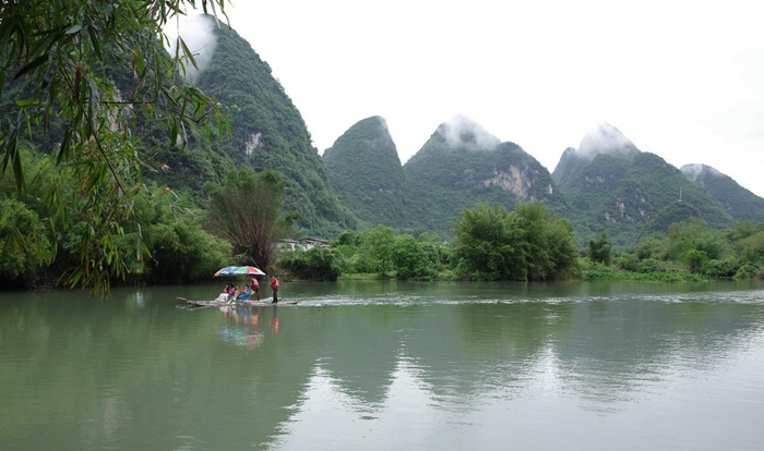 图为遇龙河上竹筏漂流的游客。新华网聂晨静 摄