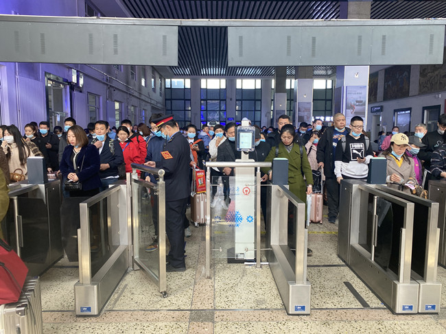 旅客排队检票。哈尔滨铁路局 供图