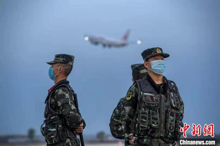 武警山西总队官兵在太原机场执勤。　王冬阳 摄