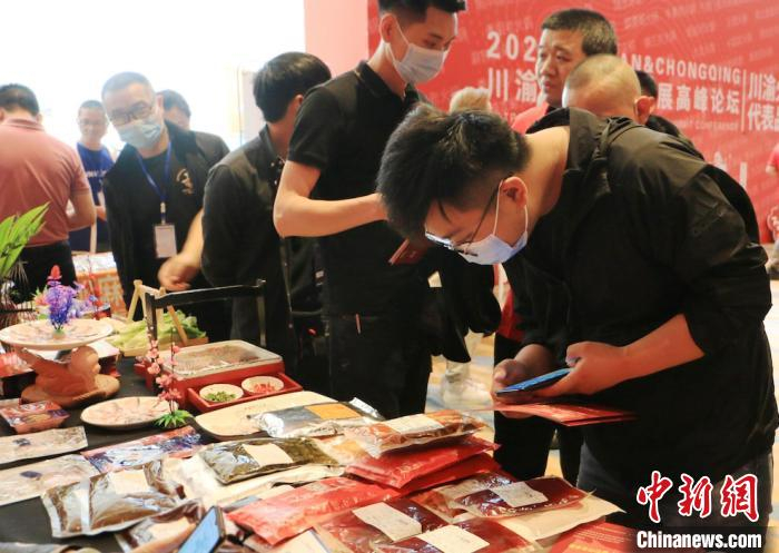 图为火锅从业者正在论坛现场挑选火锅原材料。　陈媛 摄