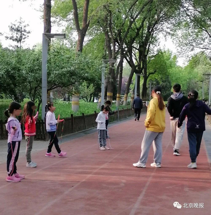 50米跑道挤了三个培训班，来公园健身的市民不得不绕道走。图据北京晚报