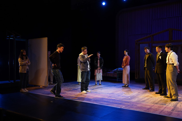 　　导演黄盈给演员讲戏（国家大剧院供图）