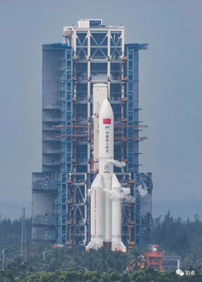 ▲8时许，长征五号B运载火箭发射架打开。据中国载人航天工程办公室消息，长征五号B运载火箭已完成推进剂加注。