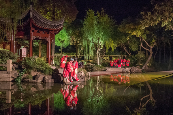 　　图说：朱家角课植园实景园林昆曲《牡丹亭》
