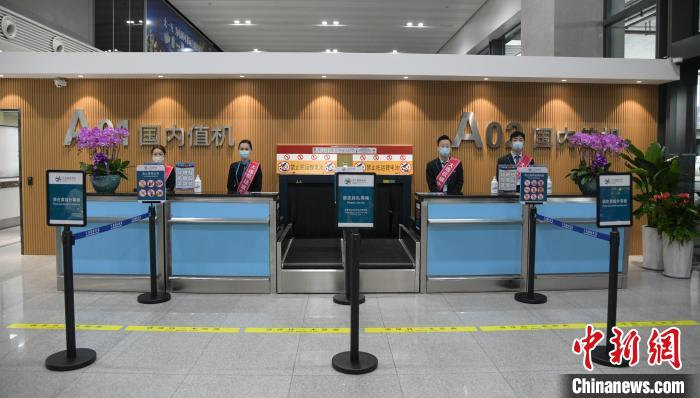 图为大连机场北站城市候机楼内景，旅客可就近办理值机手续、行李托运业务 杨毅 摄