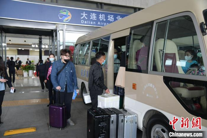 图为旅客搭乘机场巴士直达机场。　杨毅 摄