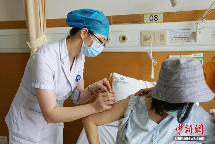 图为杨女士注射抗D免疫球蛋白注射液。 中新社发 刘晓婷 摄