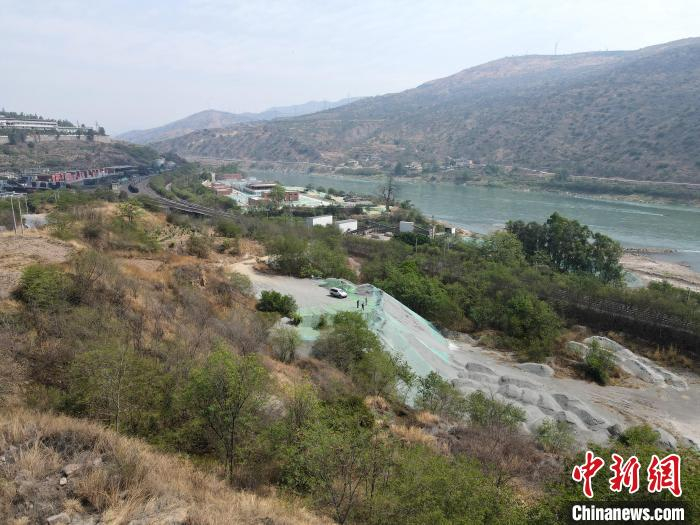 尾矿渣堆体紧邻金沙江，环境风险隐患突出。四川省生态环境厅供图