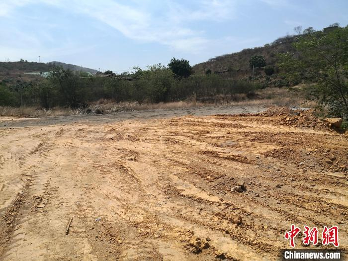 在非法倾倒区域覆盖新鲜土层，企图掩盖违法事实。四川省生态环境厅供图