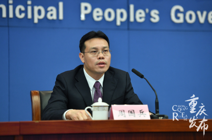 周国兵回答记者提问 邹乐 摄