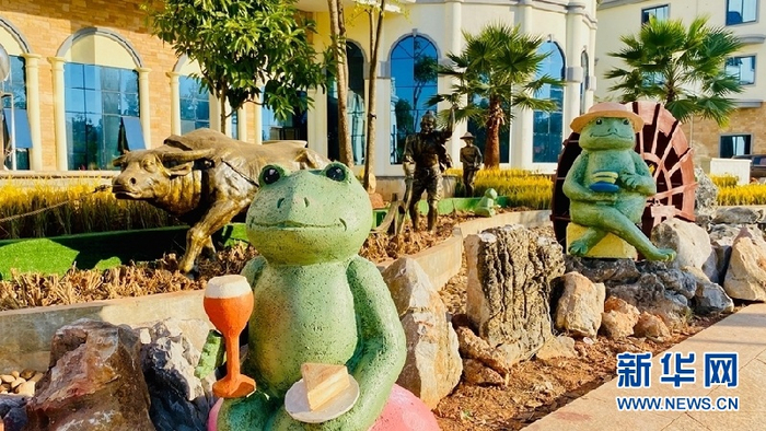 那马服务区广场上，体现“那”文化中农耕元素的雕塑。广西交通厅供图