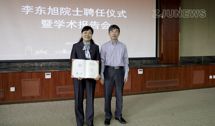  左为李东旭院士本文图均为浙江大学图