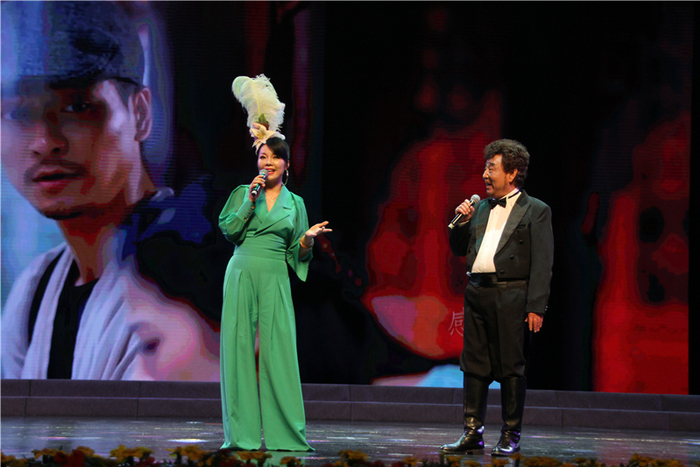 著名男高音歌唱家声乐教育家富立明和马丽一起演唱《青草地》（央广网发 主办方供图）