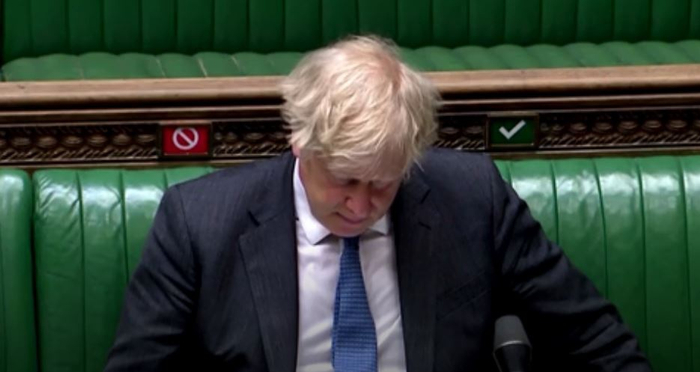 约翰逊在接受问询时低头准备作答 视频截图