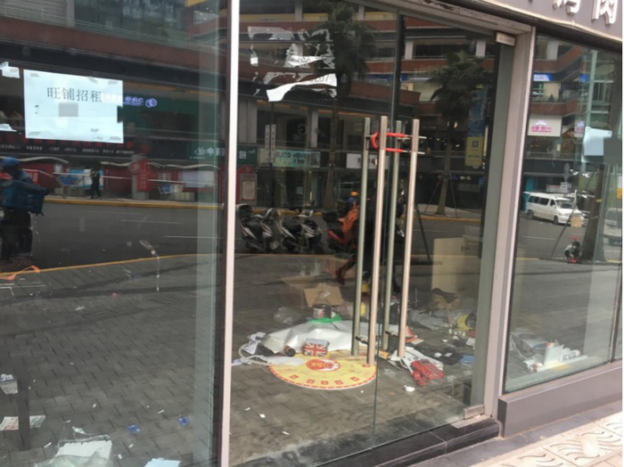 观音桥附近某商业中心一楼（央广网发 林利摄）