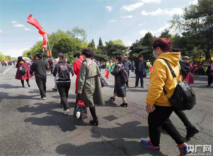 游客纷至沓来（央广网发 特约记者谭杰摄）