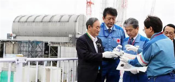 图说：去年9月26日，菅义伟在福岛第一核电站视察时问核废水能不能喝，东电回复：稀释了能喝。