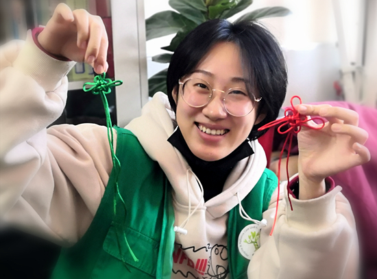    今年春节，志愿者为病人制作的中国结，都挂在病人的床头。“海医安宁”供图