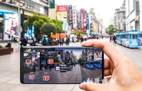 图说： “玩转南步街”是带有AR虚拟增强现实功能的商圈导游导购APP  新民晚报记者 陈梦泽 摄（下同）