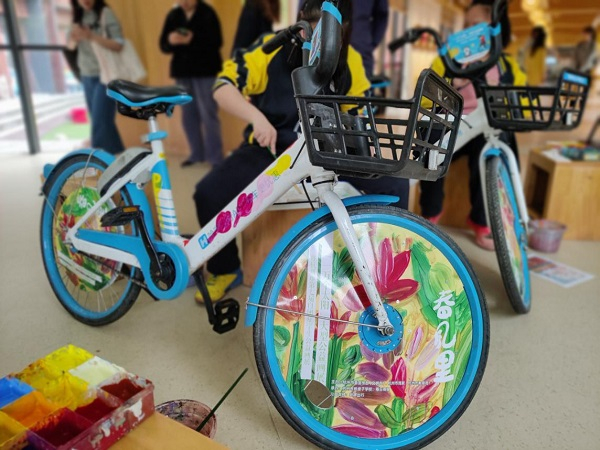 图说：车身上的移动画展