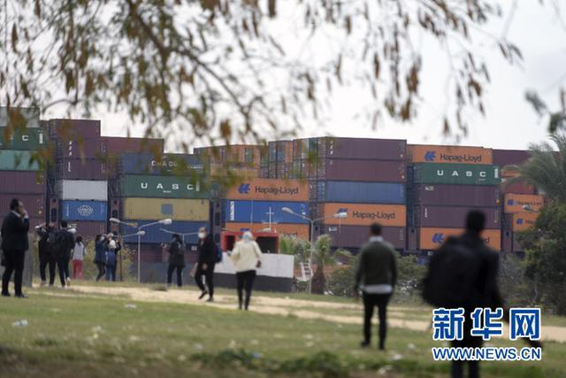 这是3月30日在埃及伊斯梅利亚省拍摄的航行在苏伊士运河上的货船。新华社发（艾哈迈德·戈马摄）