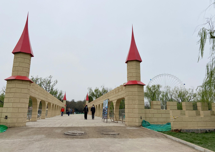 一座通往中心岛的桥。新京报记者 王贵彬 摄