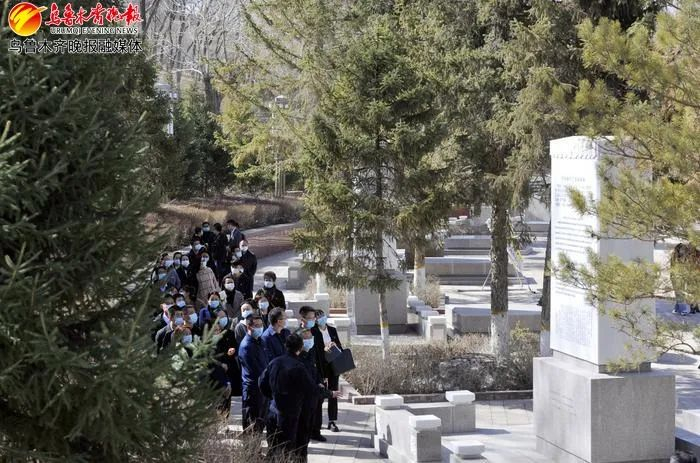 3月28日，在乌鲁木齐市革命烈士陵园，市民瞻仰英雄烈士墓，缅怀革命先烈。
