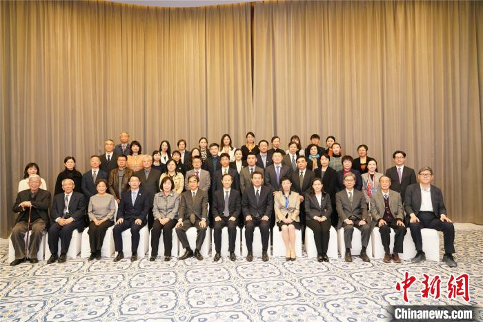 王家瑞与全体获奖者合影。中国宋庆龄基金会供图