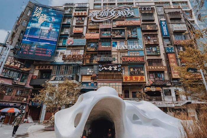 白色建筑为新锐美妆集合店HAYDON黑洞的入口。（图片来源：文和友）