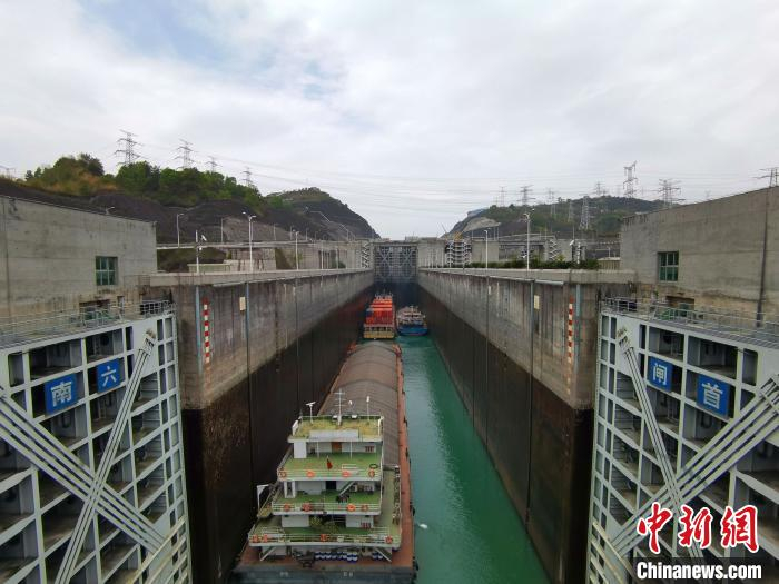运行中的三峡南线船闸。　林海 摄