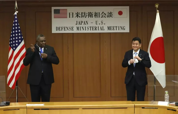 日本防相岸信夫（右）与美国国防部长奥斯汀出席日美防长会谈 图自欧新社