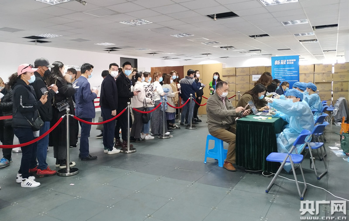上海长宁区文广大厦流动新冠疫苗接种点，前来接种的市民排队进行预检（央广网记者林馥榆 摄）