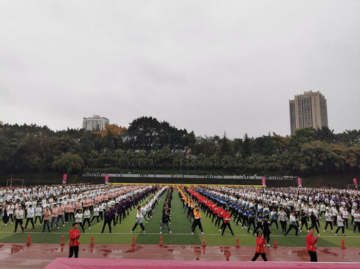 重庆南开中学课间操展示（央广网发 晏昊摄）