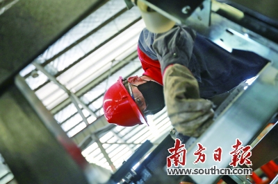 东莞快意电梯的技术人员正在组装电梯。记者孙俊杰 摄