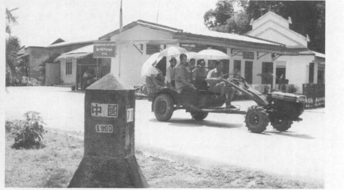 图为云南瑞丽边境的“一寨两国”资料图，这种村寨在中缅边境地区普遍存在