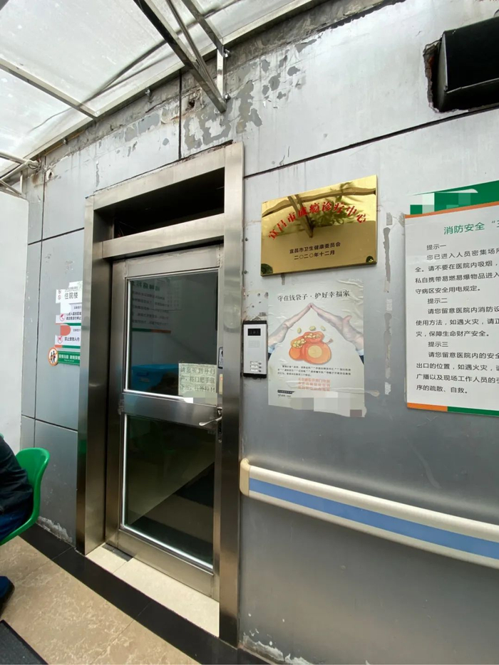 4月25日，小辉目前所在的医院楼下。新京报记者 乔迟 摄