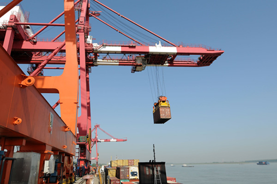 江西九江港城西港区集装箱码头，吊机正在牵引集装箱准备装上货船。图|IC photo