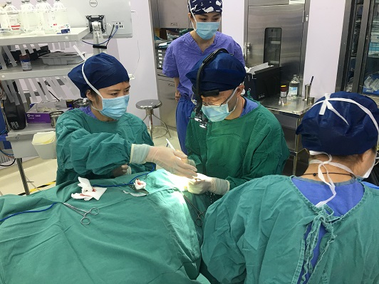 图说：上海市第一人民医院为8岁患儿实施“视神经鞘开窗术” 来源：采访对象供图