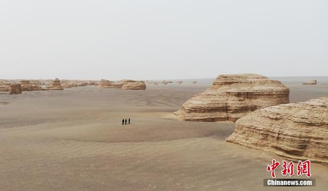 雅丹派出所民警在“魔鬼城”敦煌雅丹国家地质公园内巡逻 。（无人机照片） 中新社记者 高展 摄