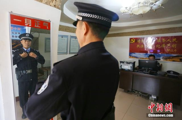 图为4月下旬，雅丹派出所民警出警前整理仪装 。 中新社记者 高展 摄