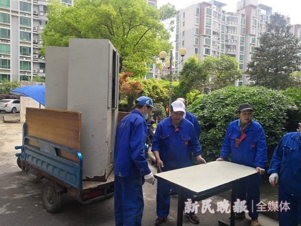 图说：近期属地政府在整治小区地下车库乱象