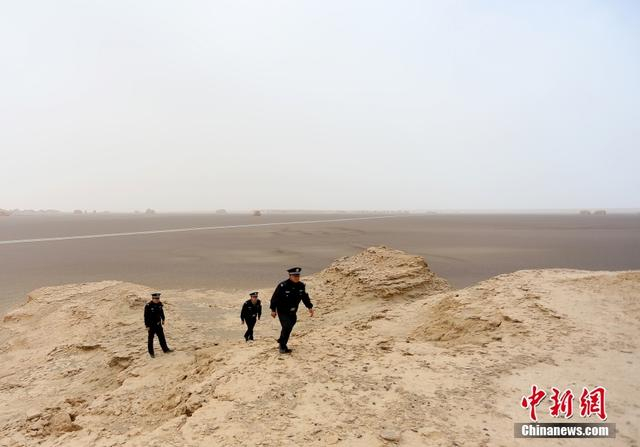雅丹派出所民警在“魔鬼城”敦煌雅丹国家地质公园内巡逻 。 中新社记者 高展 摄