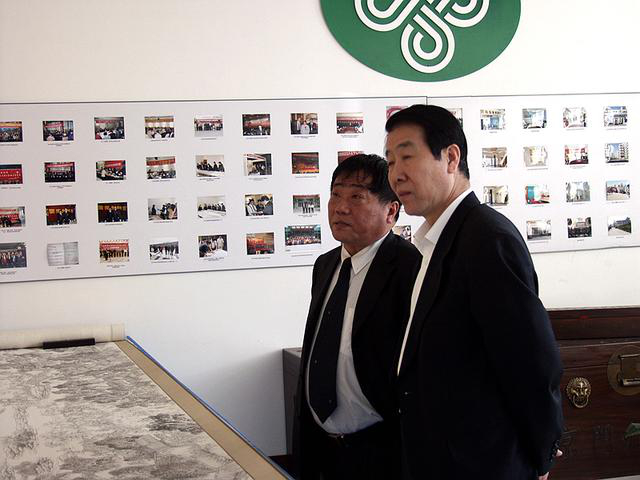 图为《京门九衢图》－领导专家学者们参观留影