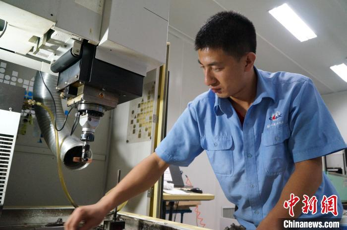 赵宇在进行特种加工电火花机床 航天科工二院供图